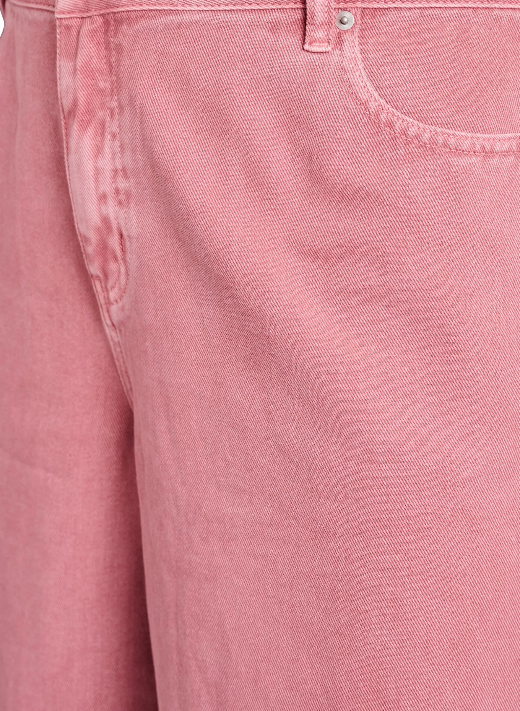 Hoch taillierte Bermudashorts aus farbigem Denim