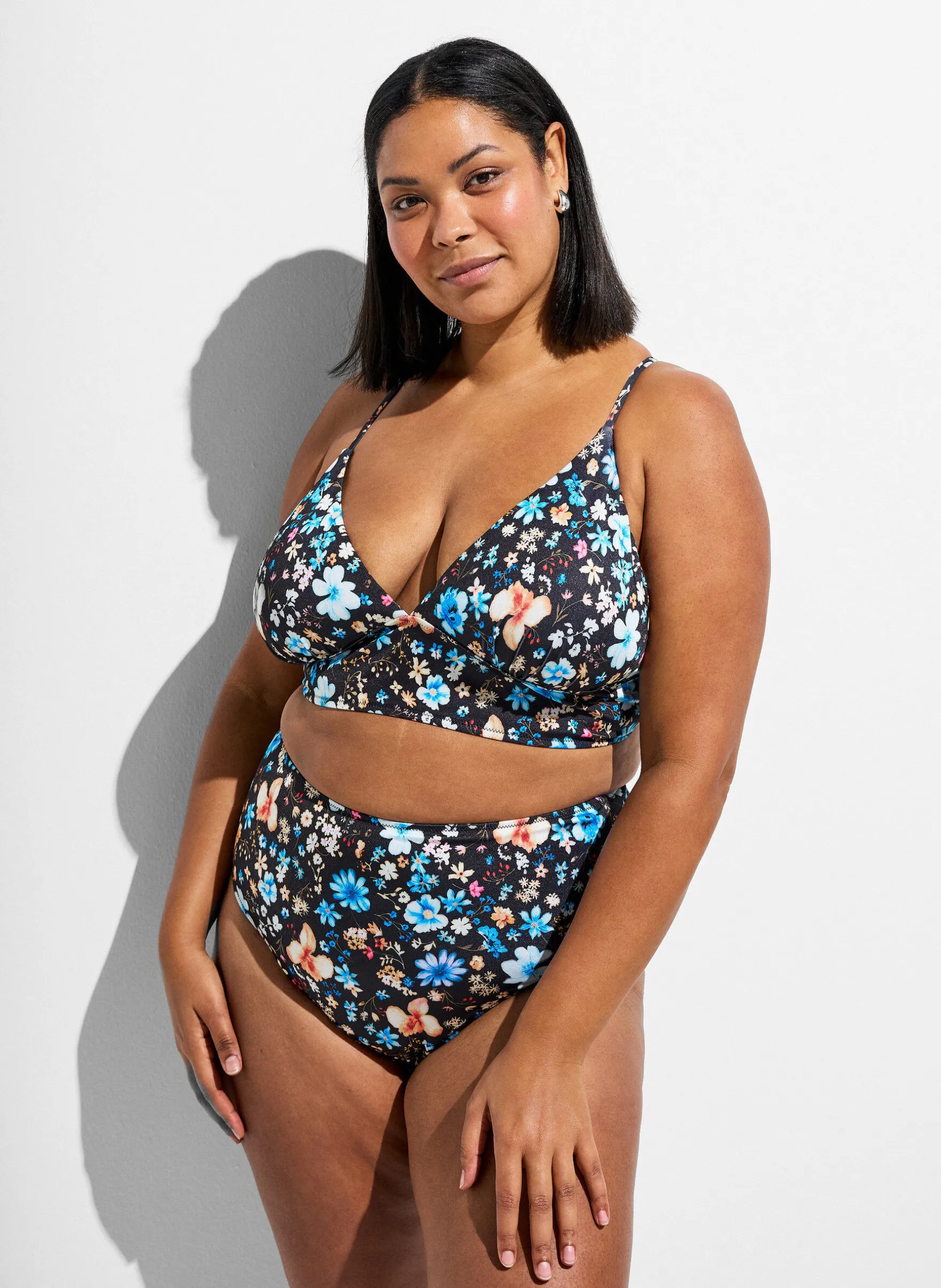 Hoch taillierte Bikinihose mit floralem Muster