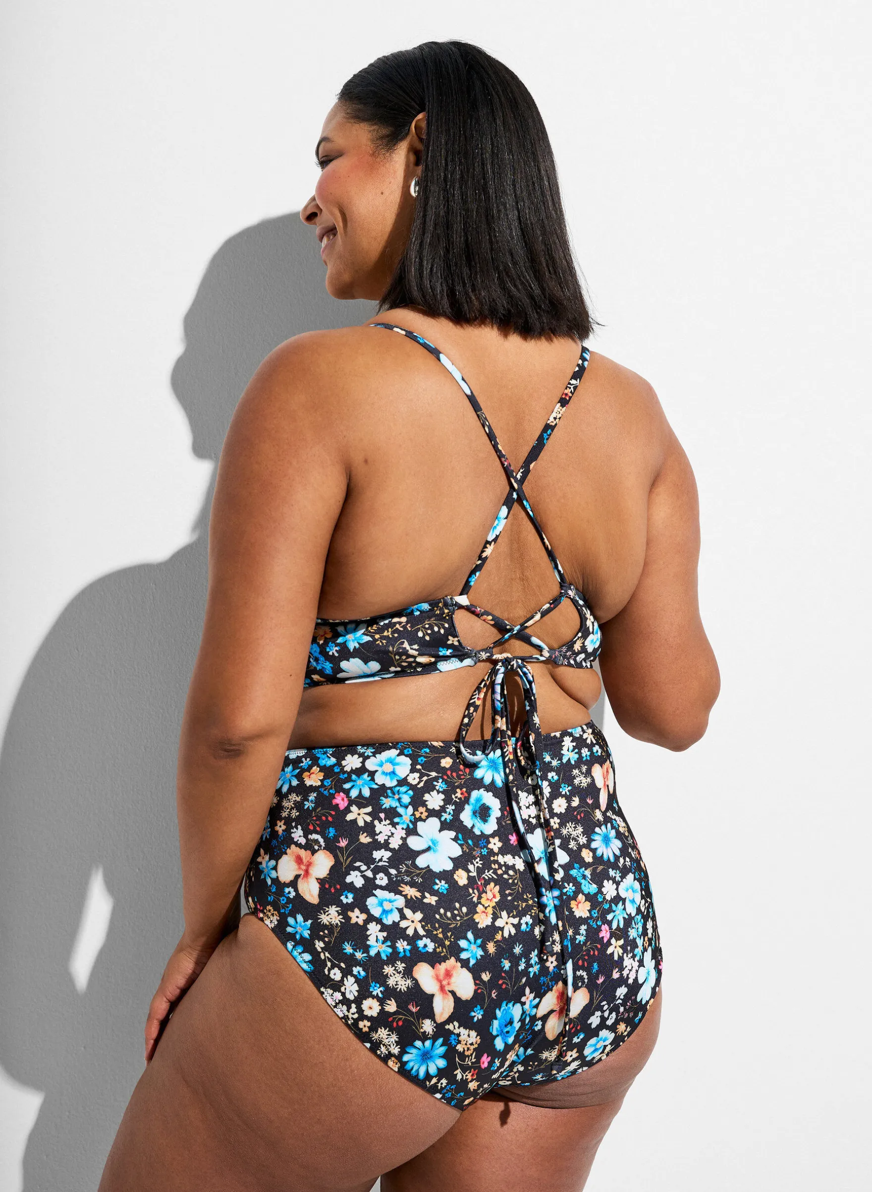 Hoch taillierte Bikinihose mit floralem Muster
