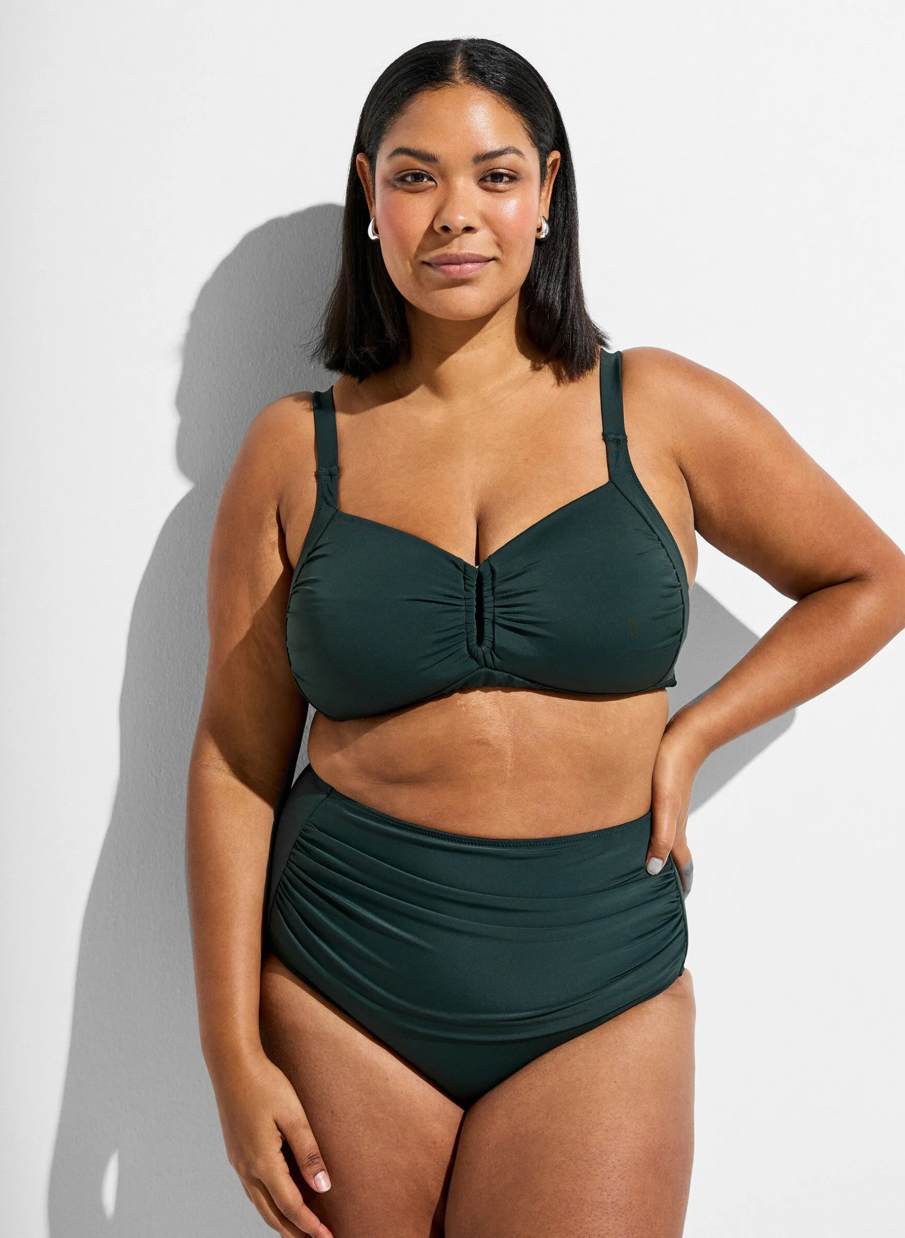 Hoch taillierte Bikini-Slip mit Drapierung