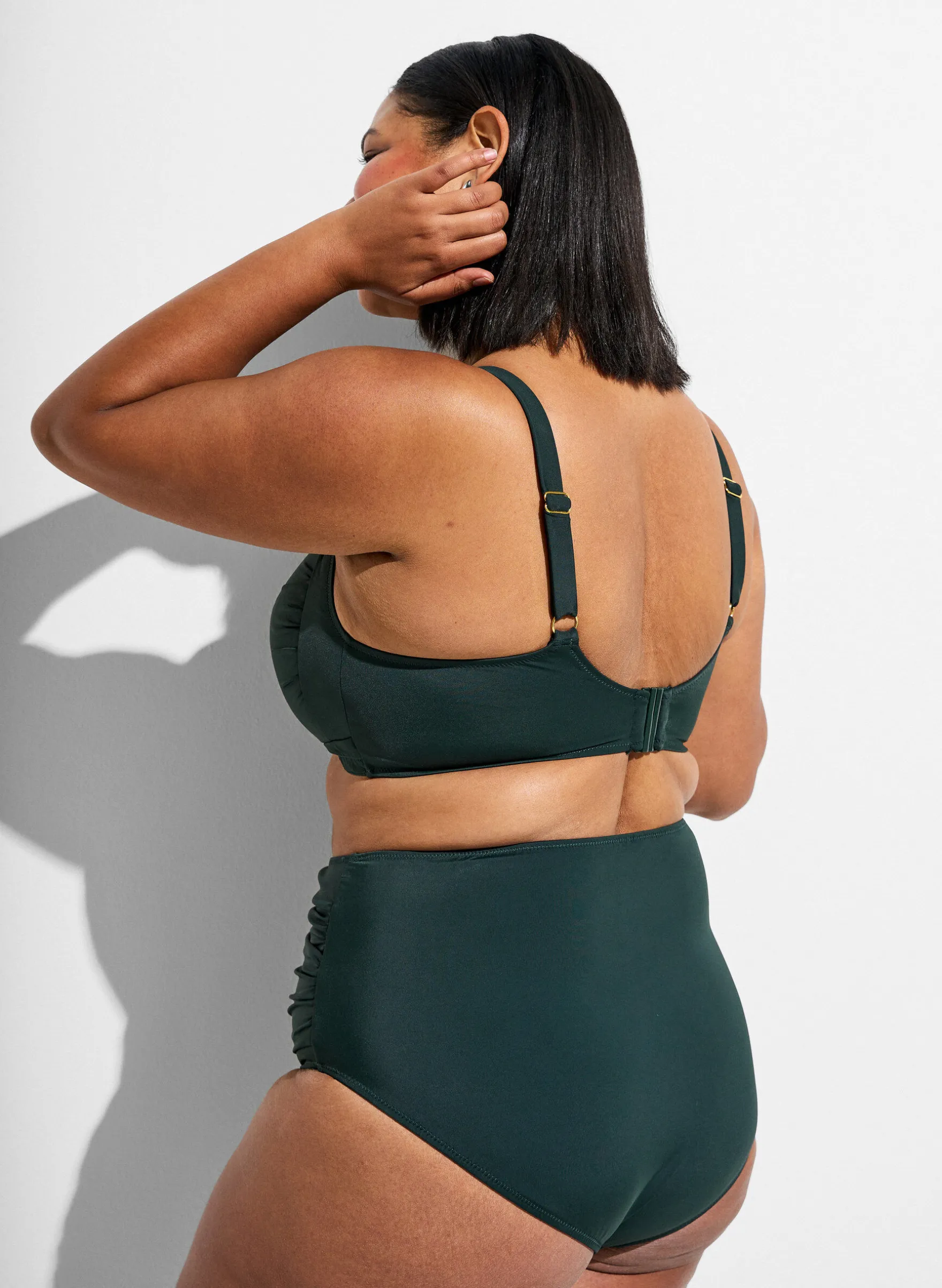 Hoch taillierte Bikini-Slip mit Drapierung