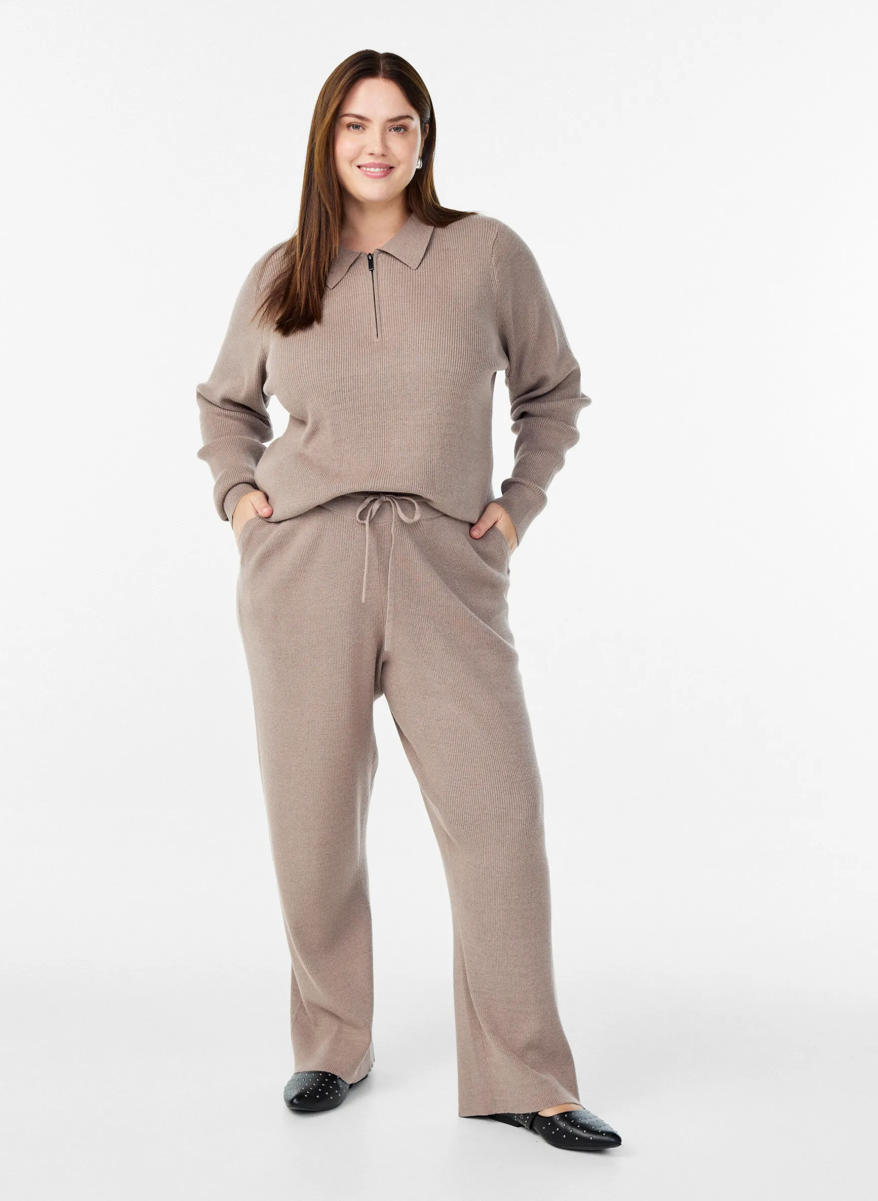 Hoch taillierte Hose aus Rippstrick mit geradem Bein