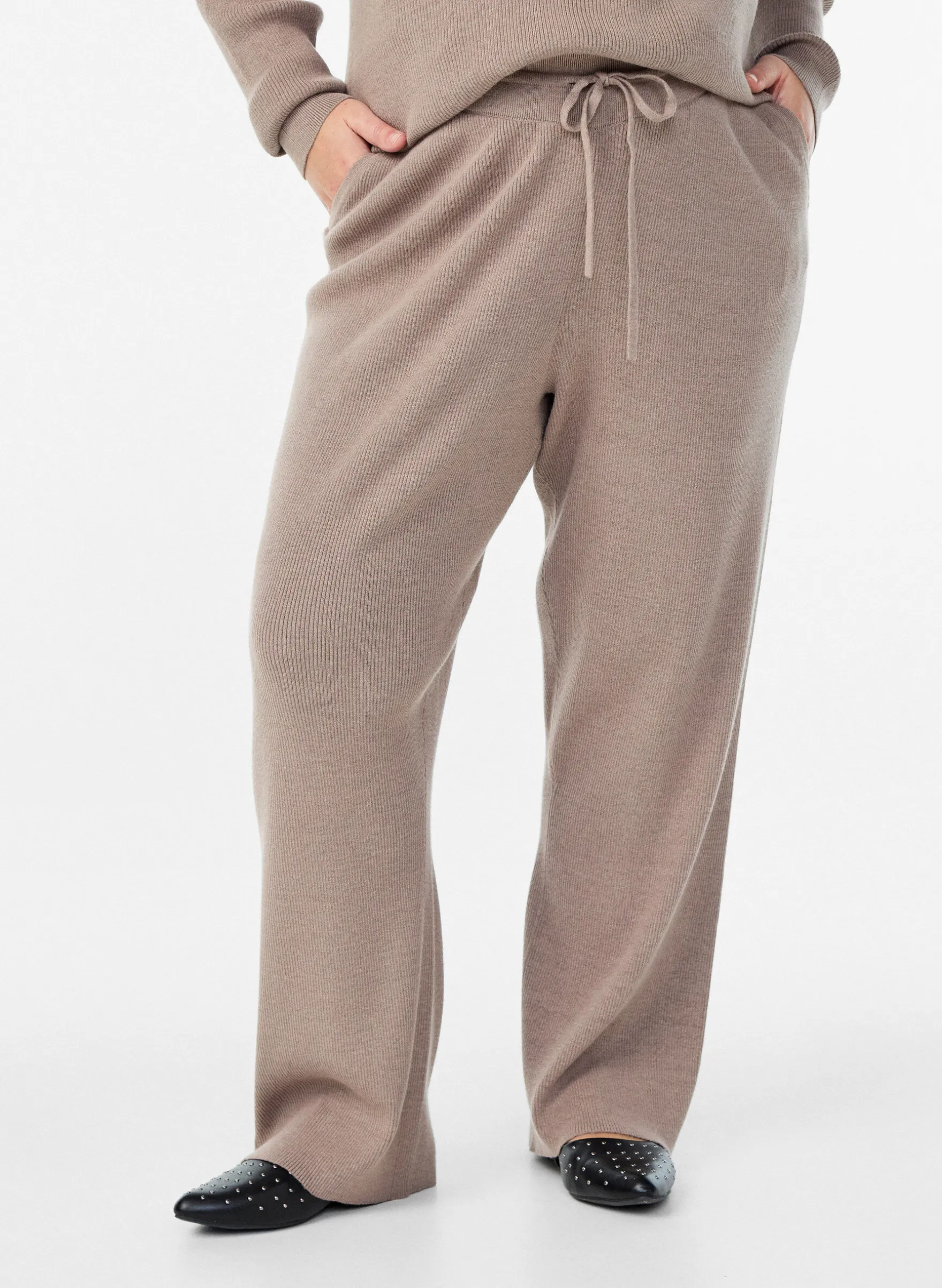 Hoch taillierte Hose aus Rippstrick mit geradem Bein