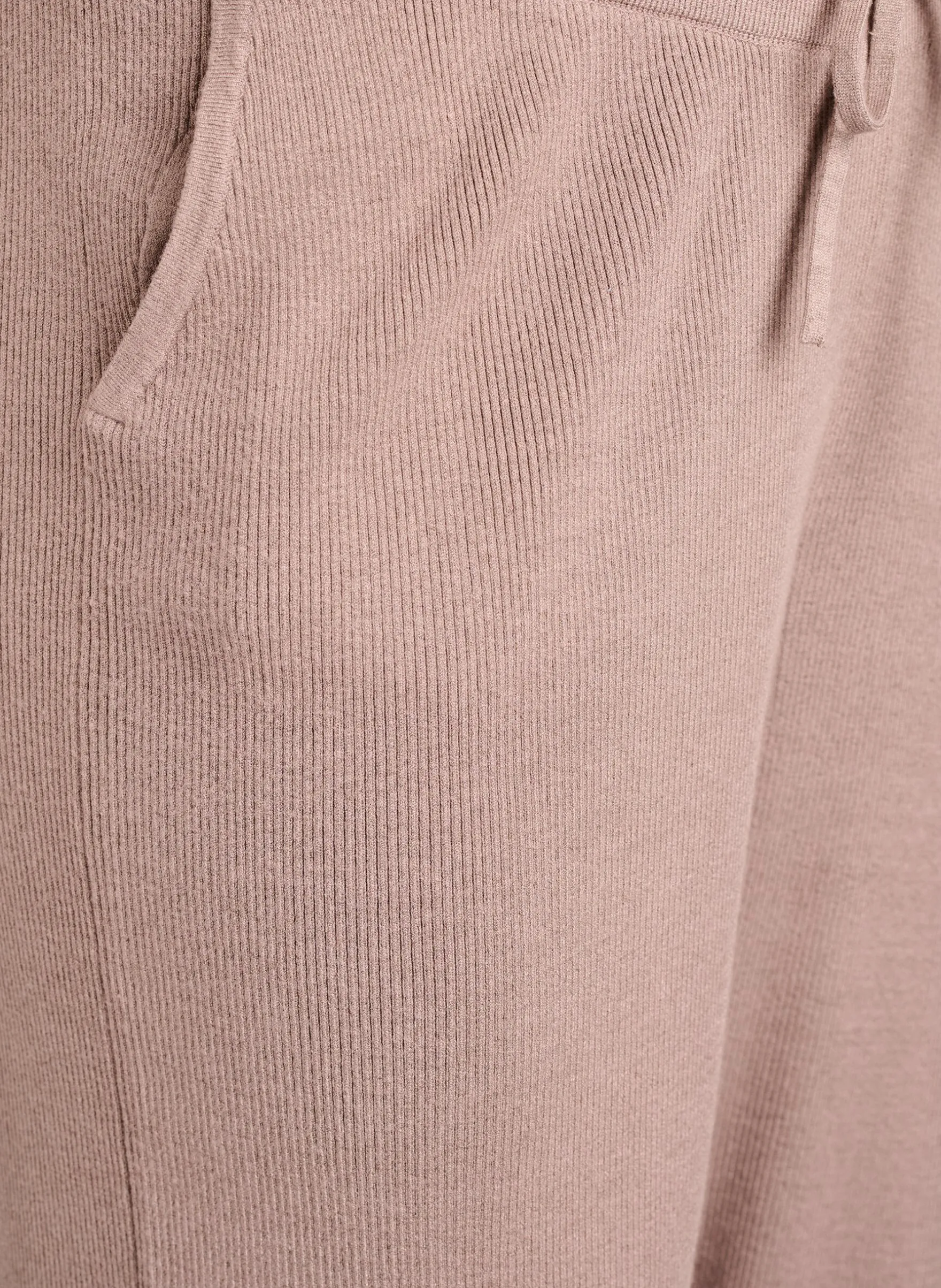 Hoch taillierte Hose aus Rippstrick mit geradem Bein
