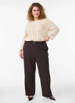 Hoch taillierte Hose mit Gürtel und goldener Schnalle
