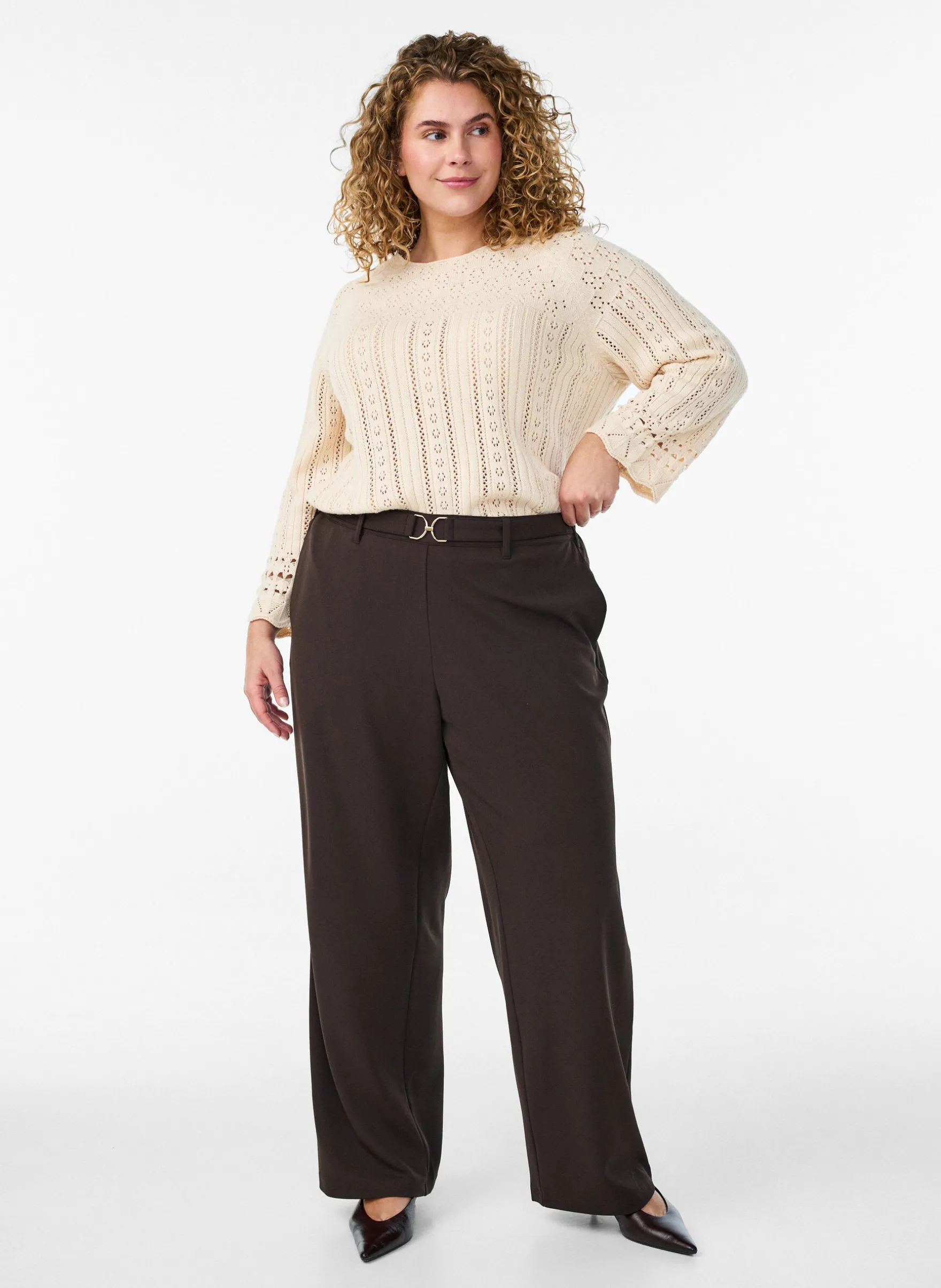 Hoch taillierte Hose mit Gürtel und goldener Schnalle
