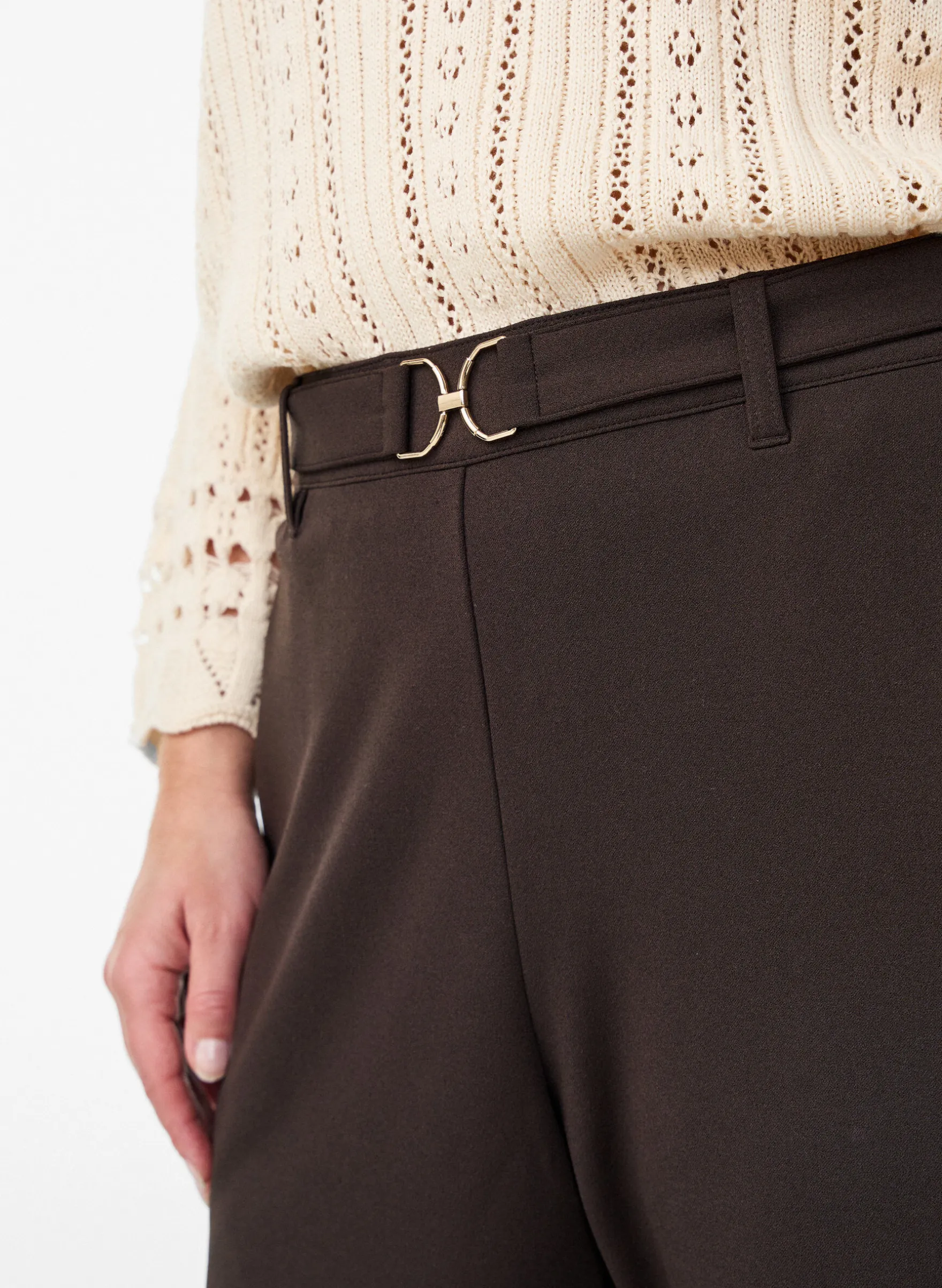 Hoch taillierte Hose mit Gürtel und goldener Schnalle