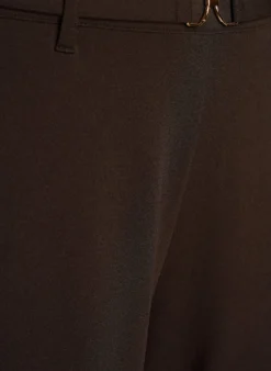 Hoch taillierte Hose mit Gürtel und goldener Schnalle