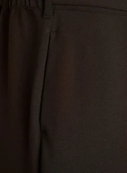 Hoch taillierte Hose mit Gürtel und goldener Schnalle