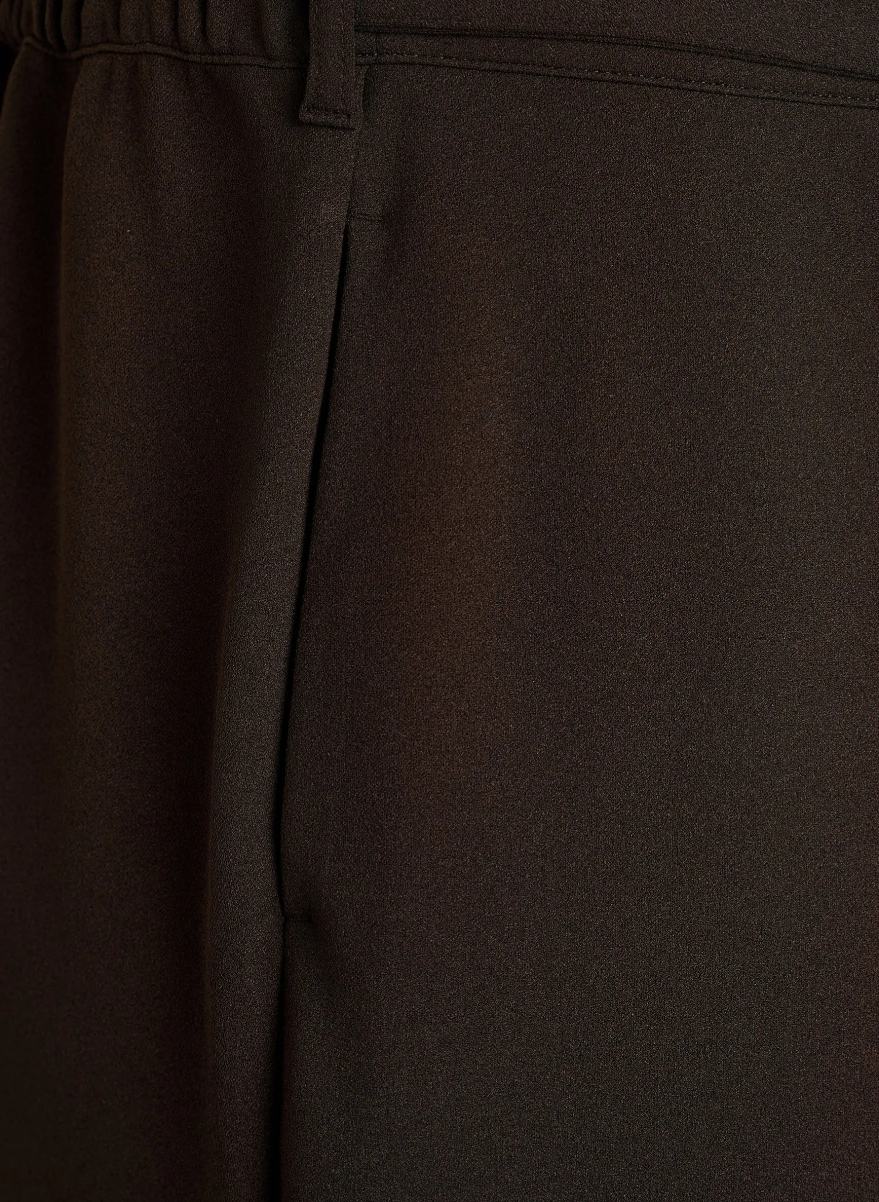 Hoch taillierte Hose mit Gürtel und goldener Schnalle
