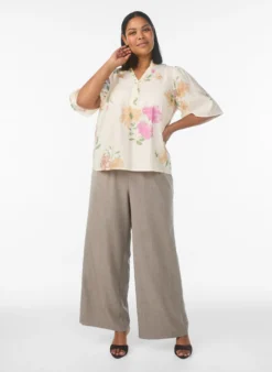 Hoch taillierte Hose mit weiten Beinen