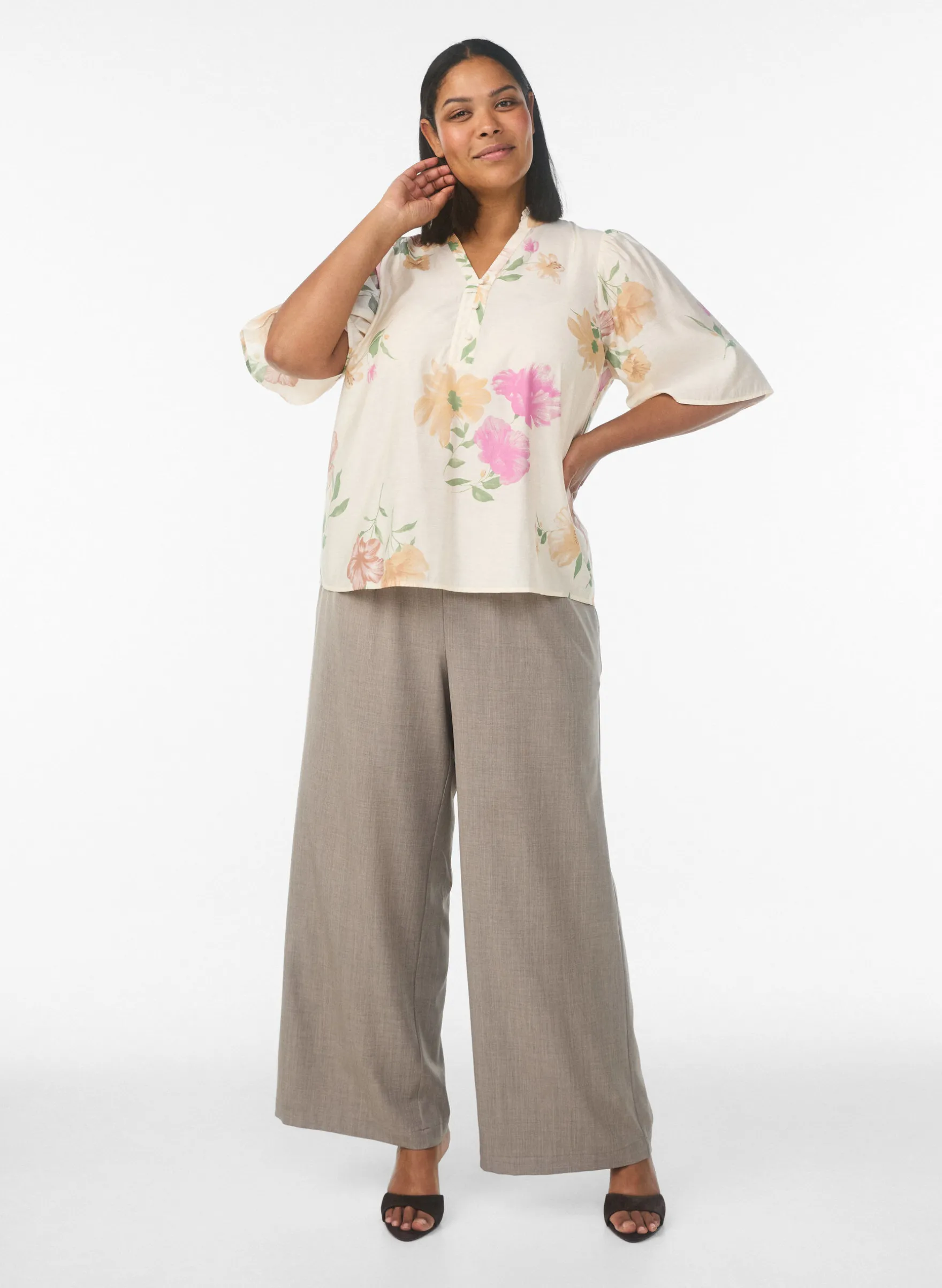 Hoch taillierte Hose mit weiten Beinen