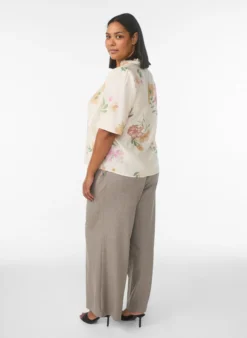 Hoch taillierte Hose mit weiten Beinen