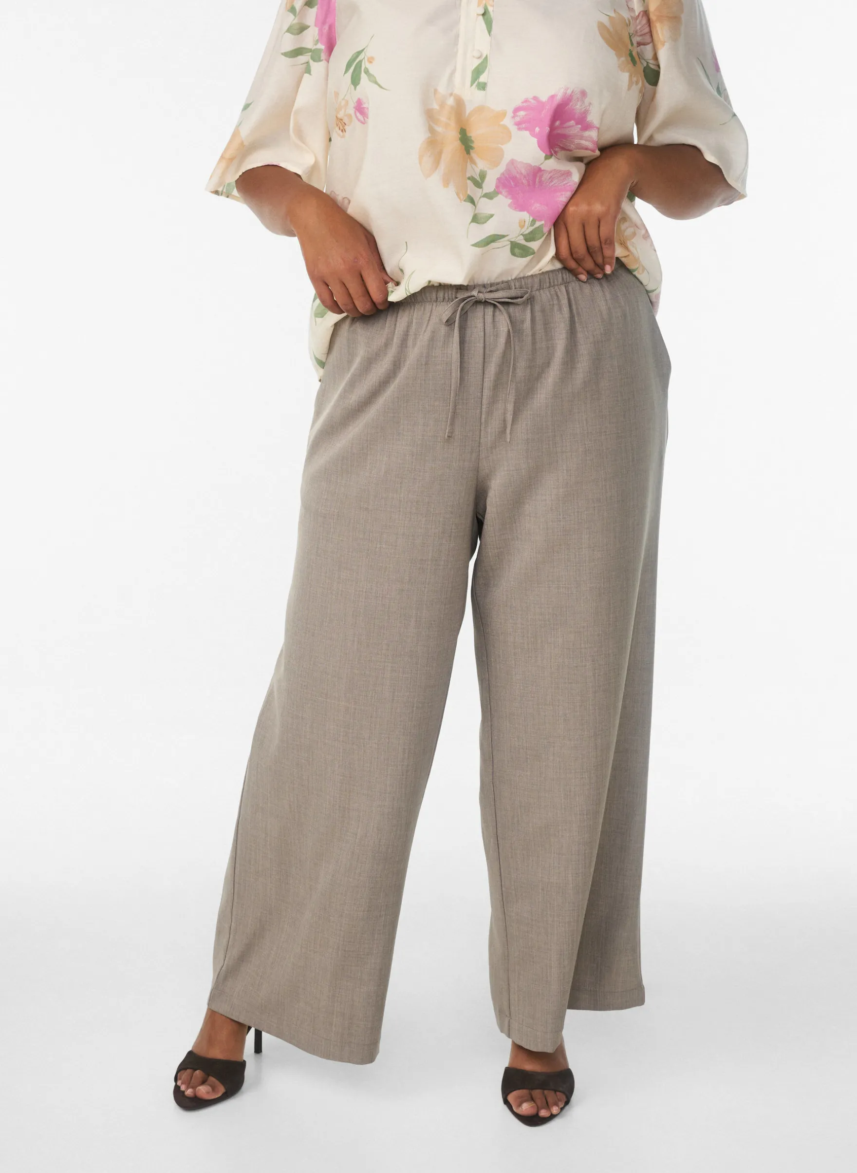 Hoch taillierte Hose mit weiten Beinen