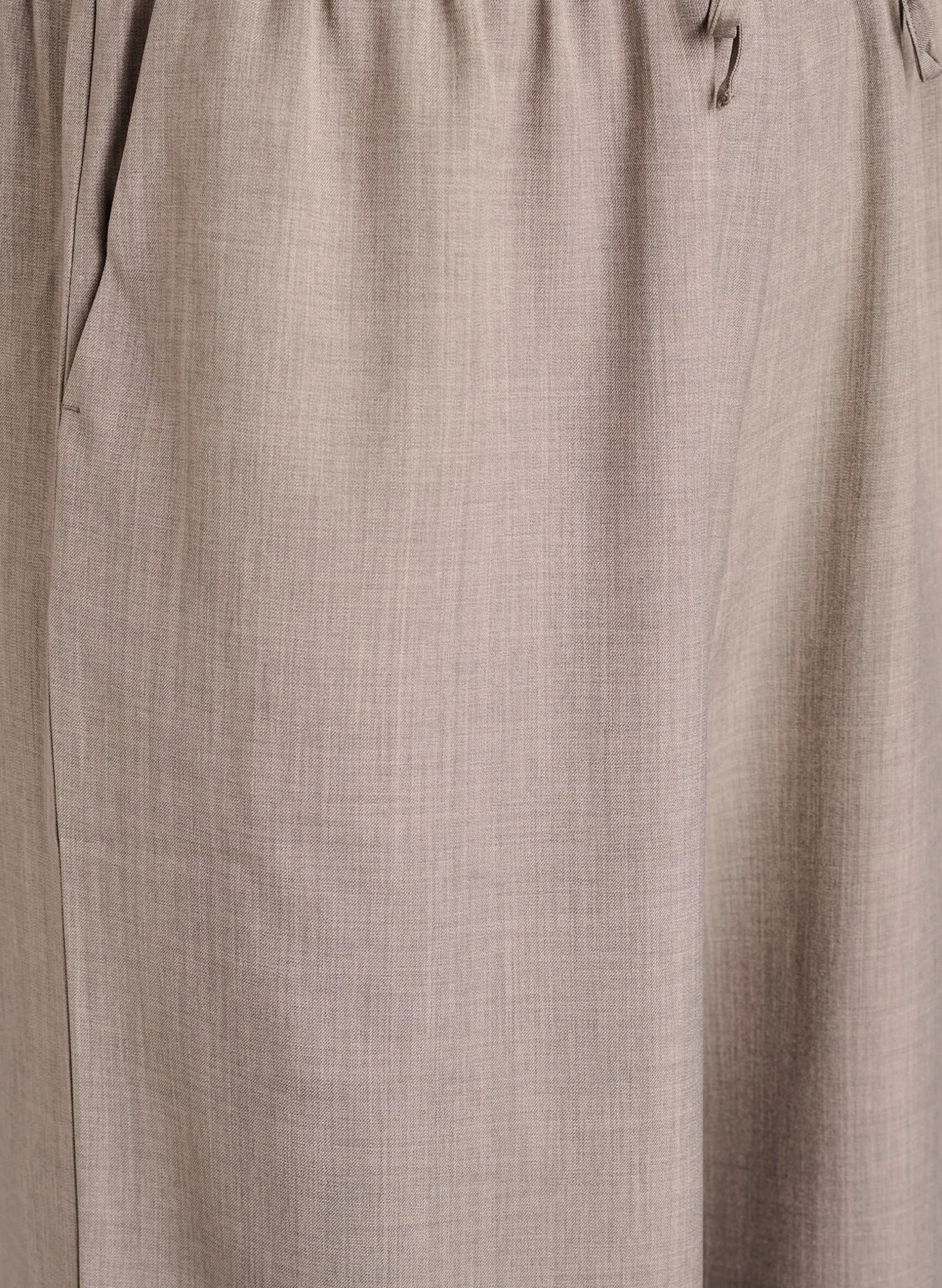 Hoch taillierte Hose mit weiten Beinen