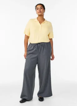 Hoch taillierte Hose mit weiten Beinen