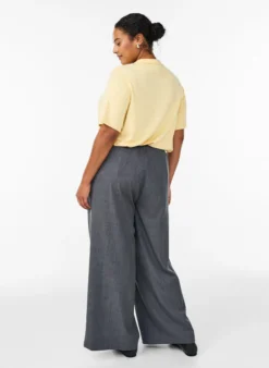 Hoch taillierte Hose mit weiten Beinen