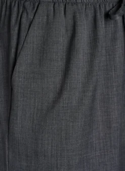 Hoch taillierte Hose mit weiten Beinen