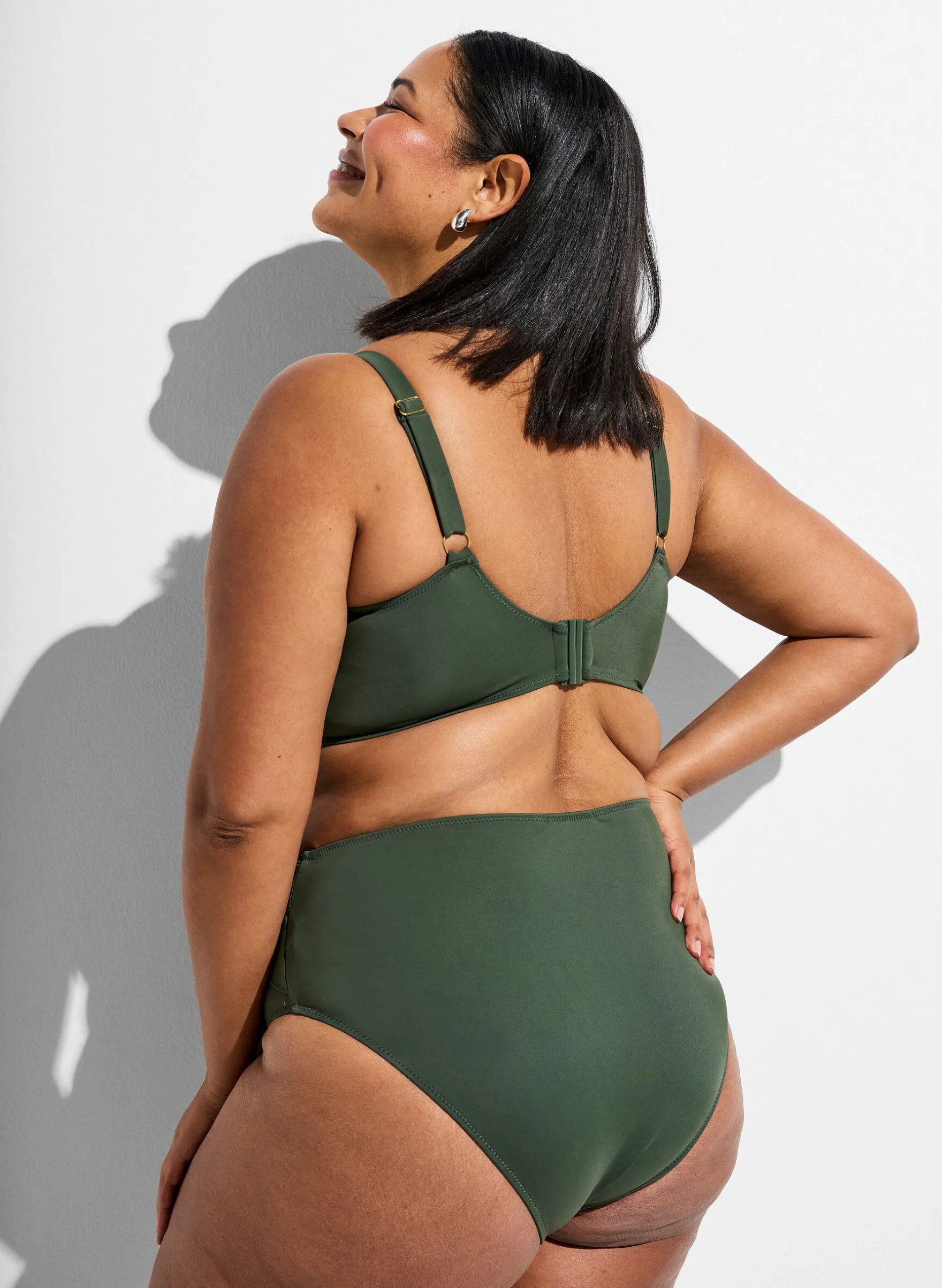 Hoch taillierter Tai-Bikini-Slip mit Golddetail