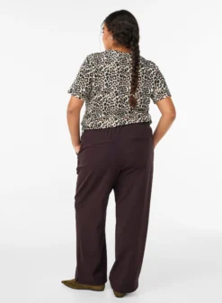 Hose mit hoher Taille und elastischem Bund hinten