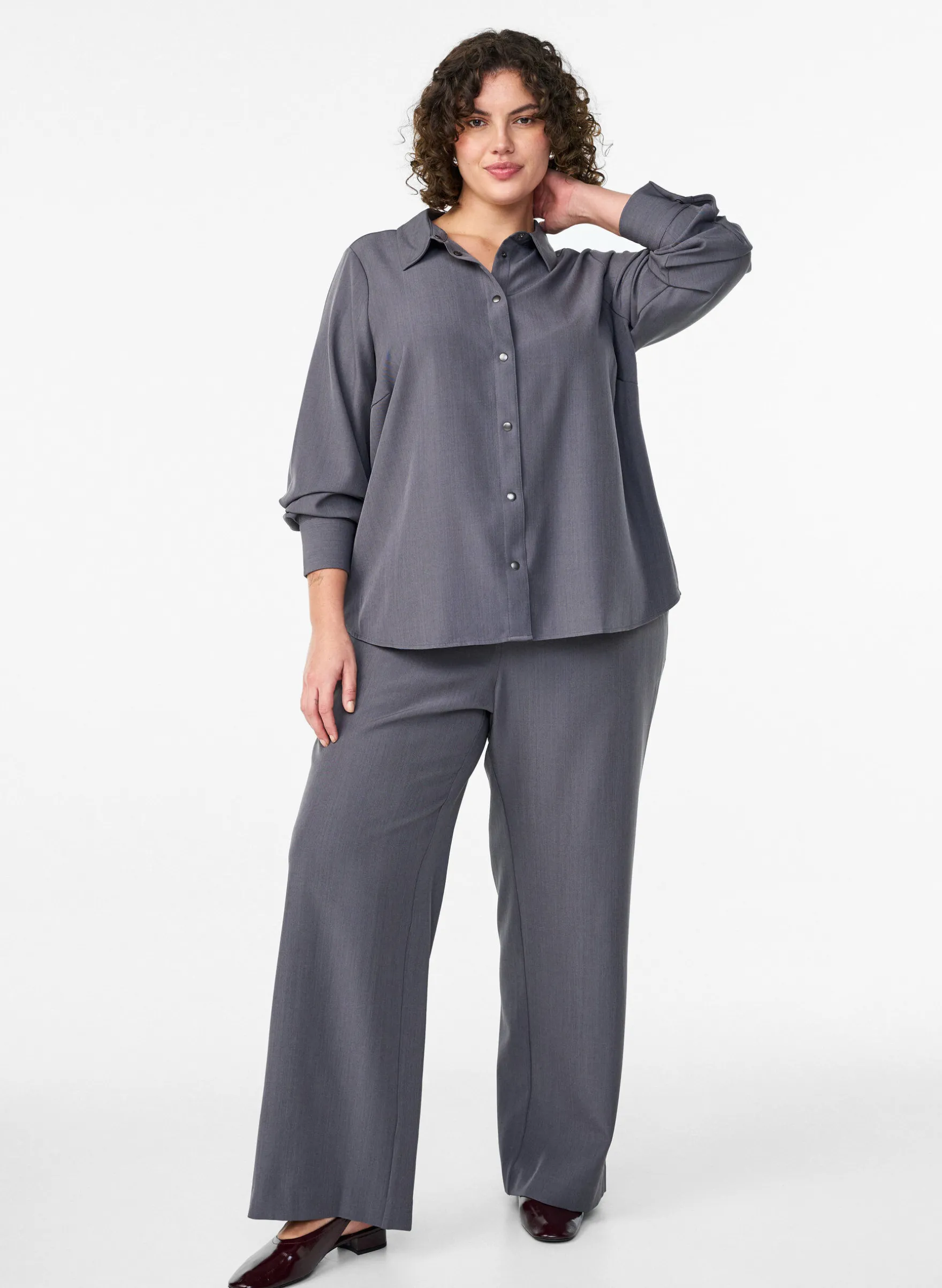 Hose mit hoher Taille und weiten Beinen