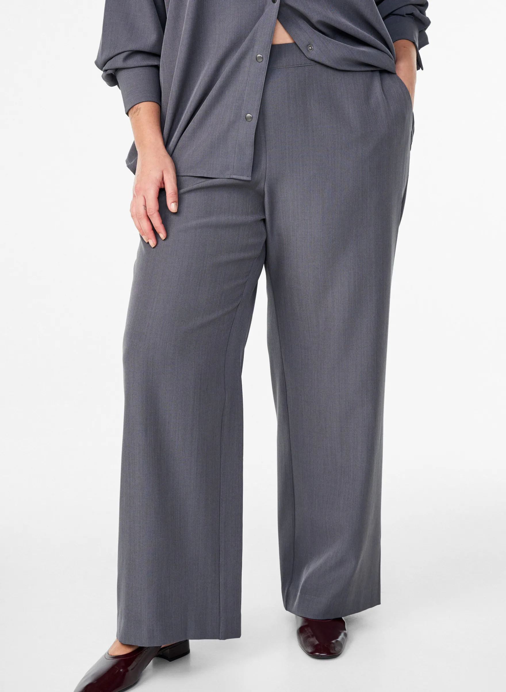 Hose mit hoher Taille und weiten Beinen