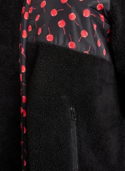 Jacke aus Teddyfleece mit Kirschdetails