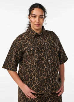 Jeanshemd mit Leo-Print und kurzen Ärmeln