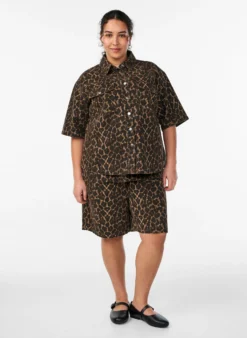 Jeanshemd mit Leo-Print und kurzen Ärmeln
