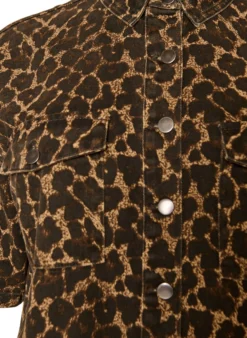 Jeanshemd mit Leo-Print und kurzen Ärmeln