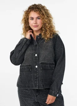 Jeansjacke mit Strasssteinen und großen Taschen auf der Vorderseite