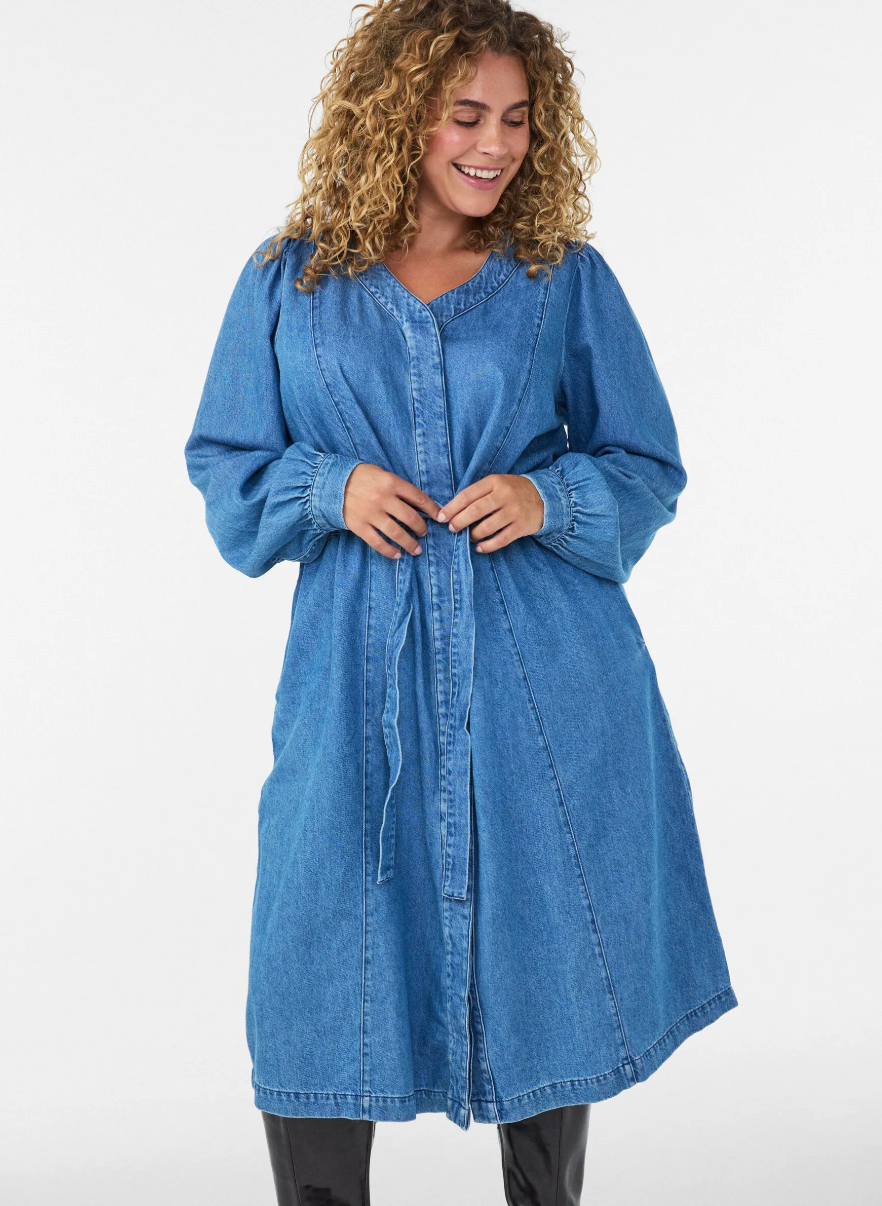 Jeanskleid mit V-Ausschnitt und Bindegürtel