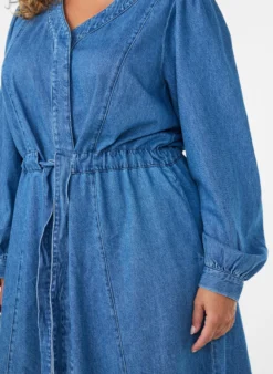 Jeanskleid mit V-Ausschnitt und Bindegürtel