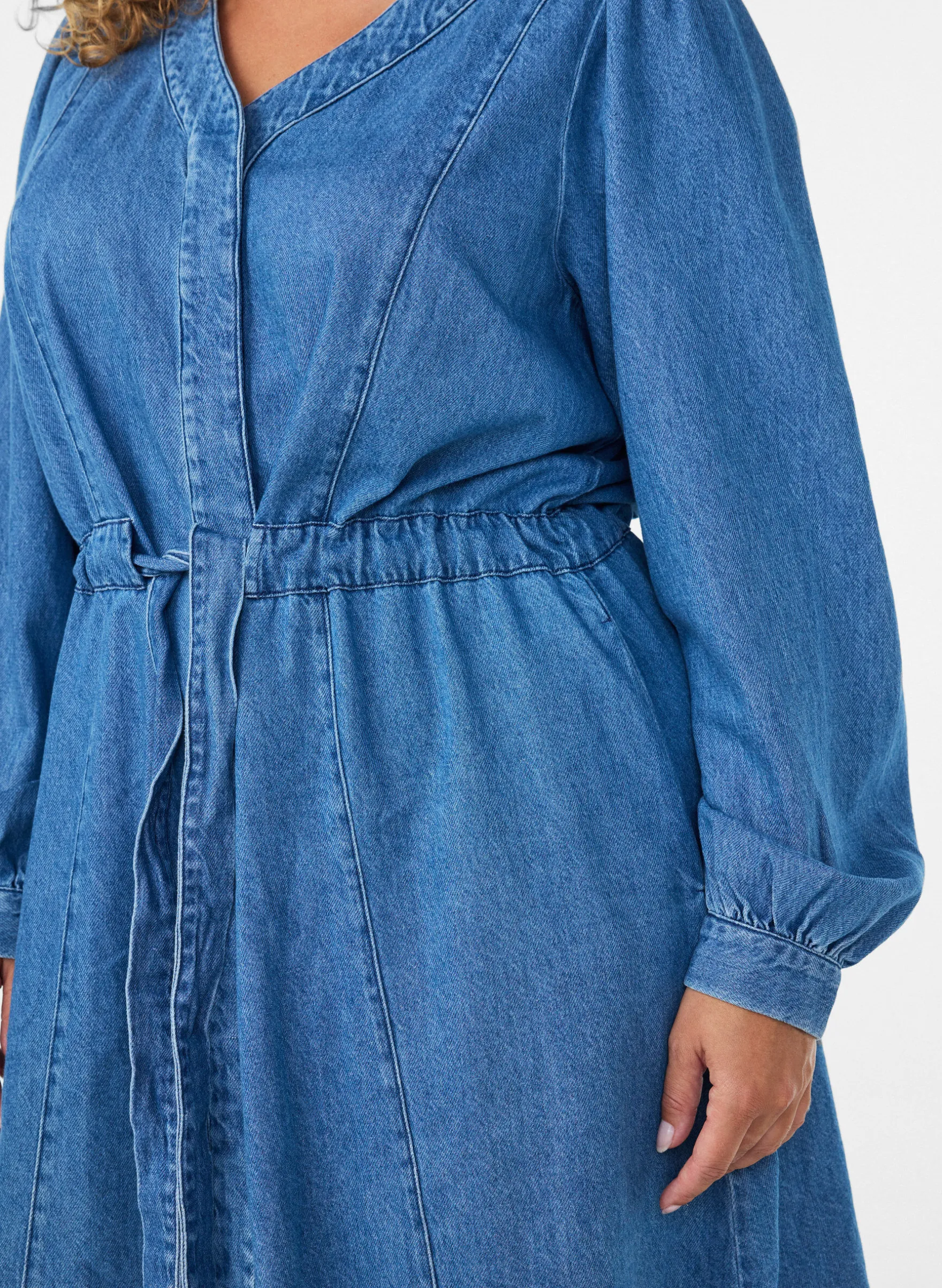 Jeanskleid mit V-Ausschnitt und Bindegürtel