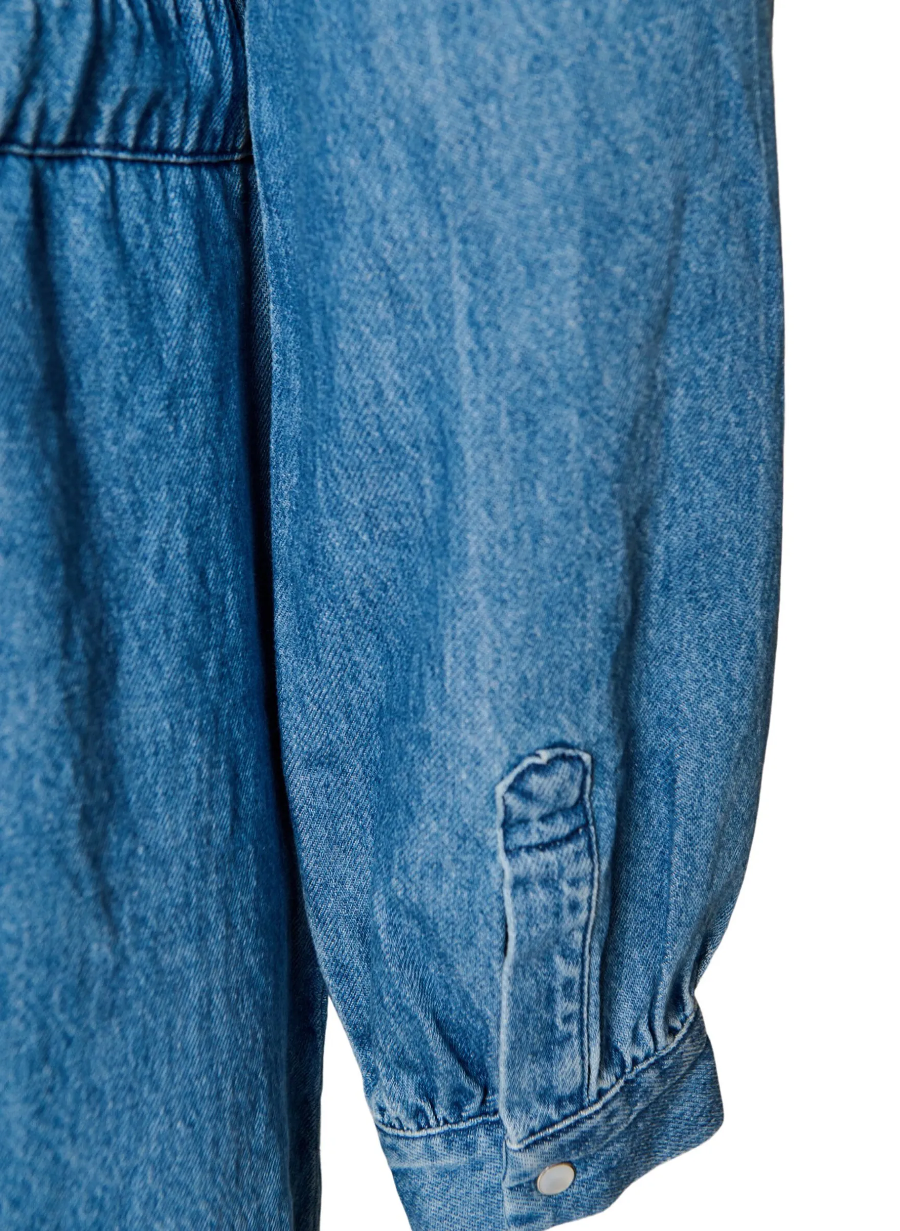 Jeanskleid mit V-Ausschnitt und Bindegürtel