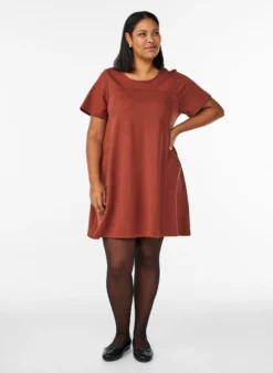 Jerseykleid mit kurzen Ärmeln und Taschen