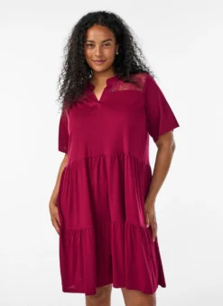Jerseykleid mit Spitzendetails und mehrlagigem Rock