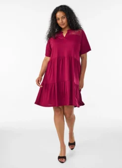 Jerseykleid mit Spitzendetails und mehrlagigem Rock