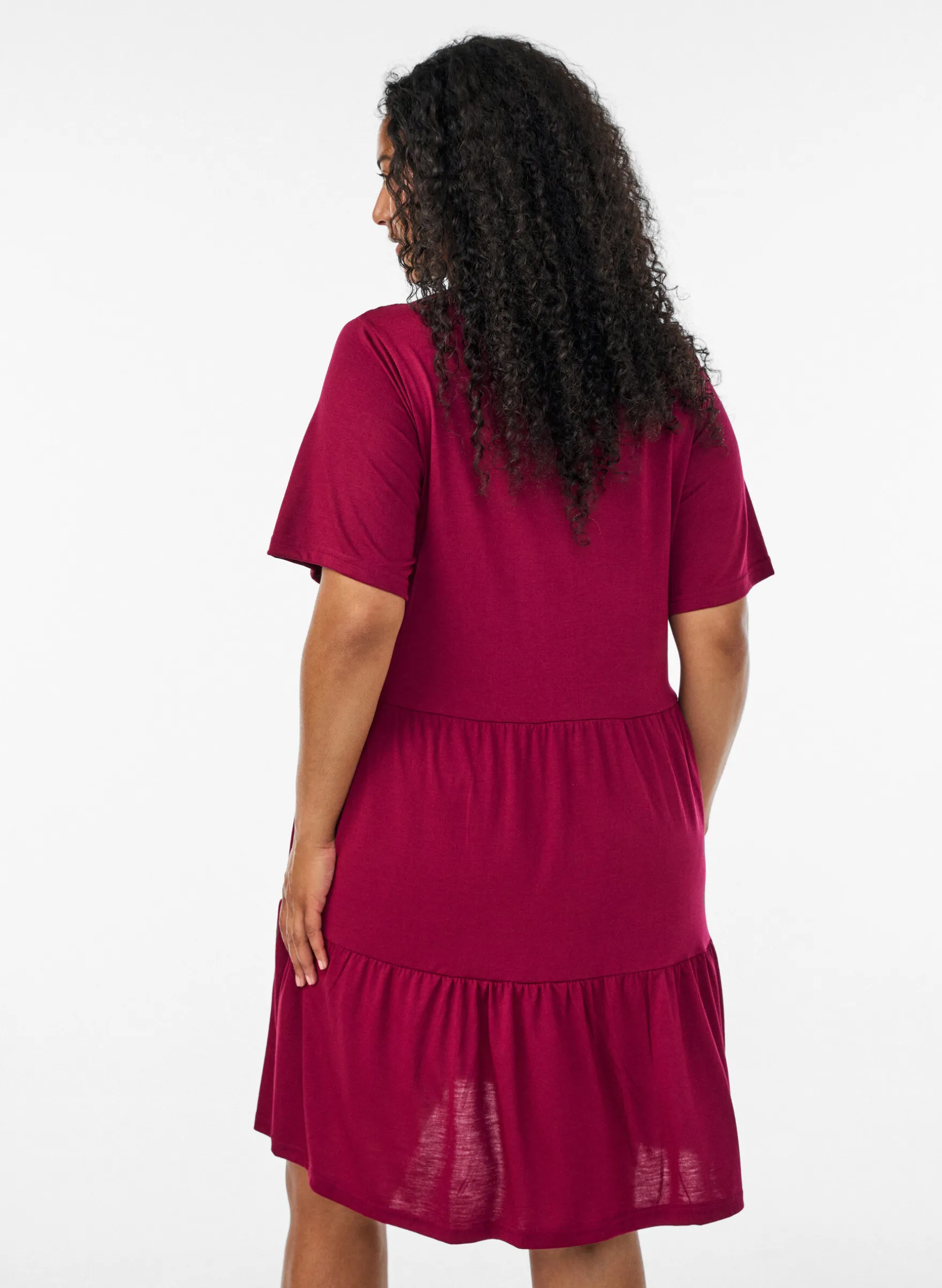 Jerseykleid mit Spitzendetails und mehrlagigem Rock