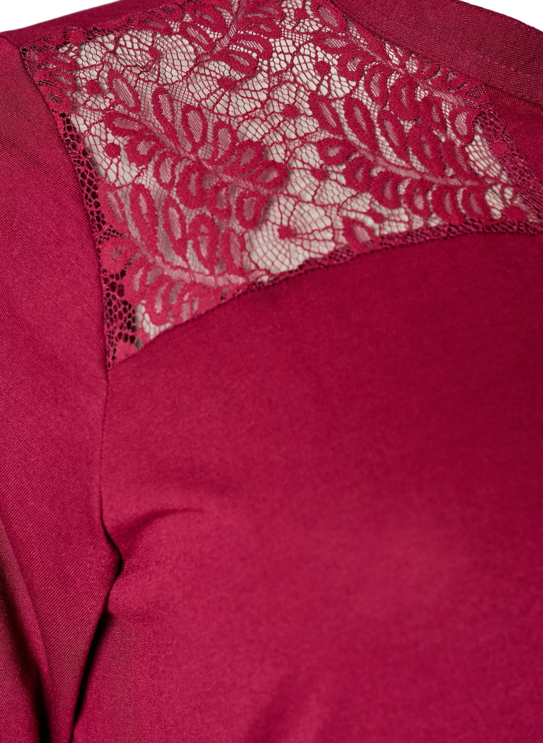 Jerseykleid mit Spitzendetails und mehrlagigem Rock