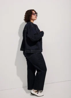 Klassische Jeansjacke mit Kontrastnähten