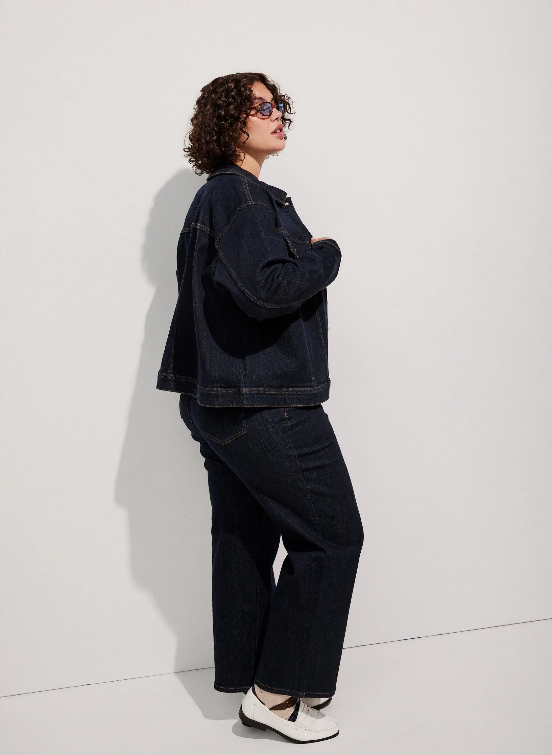Klassische Jeansjacke mit Kontrastnähten