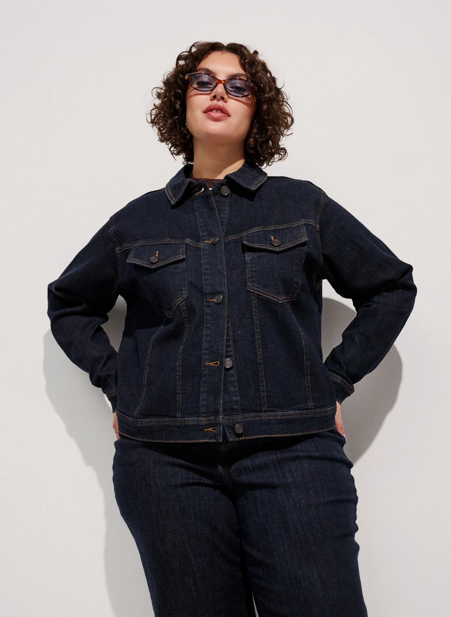 Klassische Jeansjacke mit Kontrastnähten