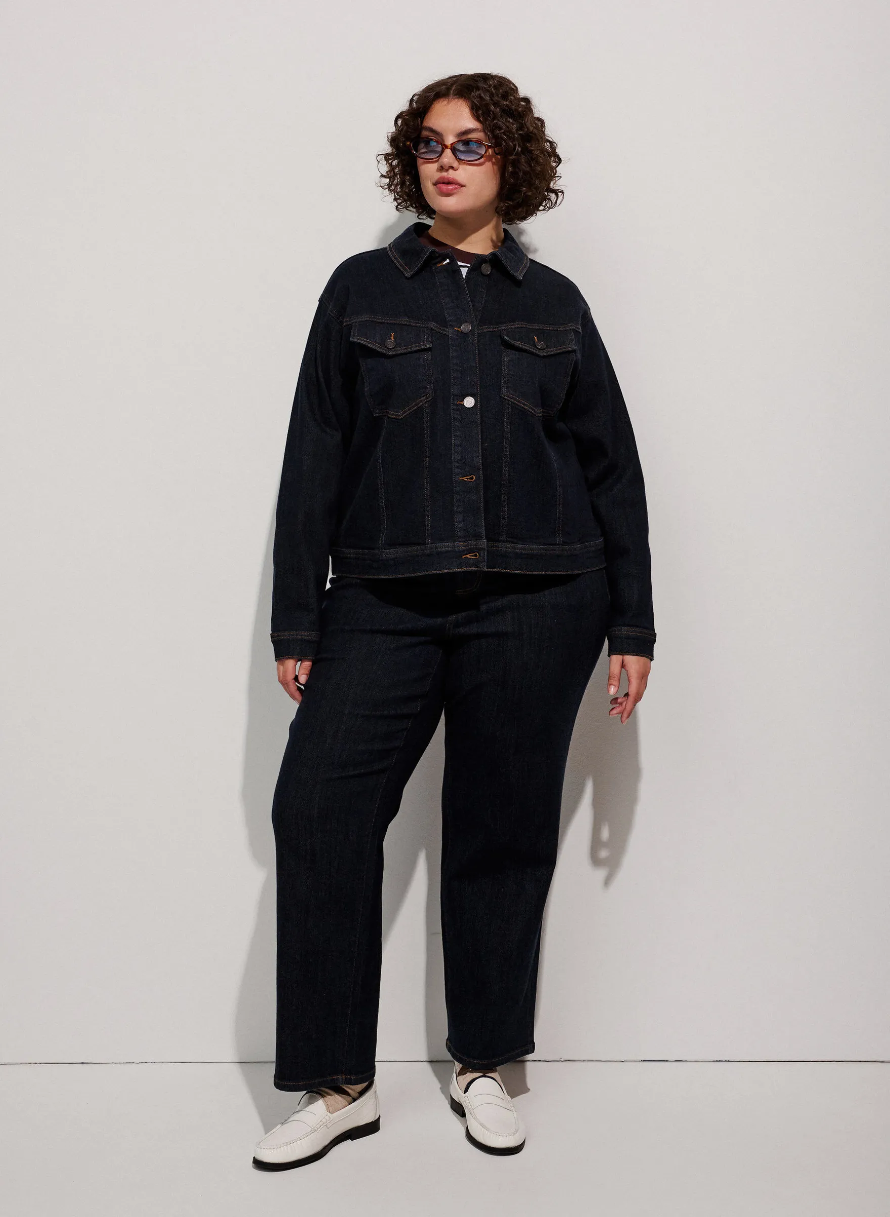 Klassische Jeansjacke mit Kontrastnähten