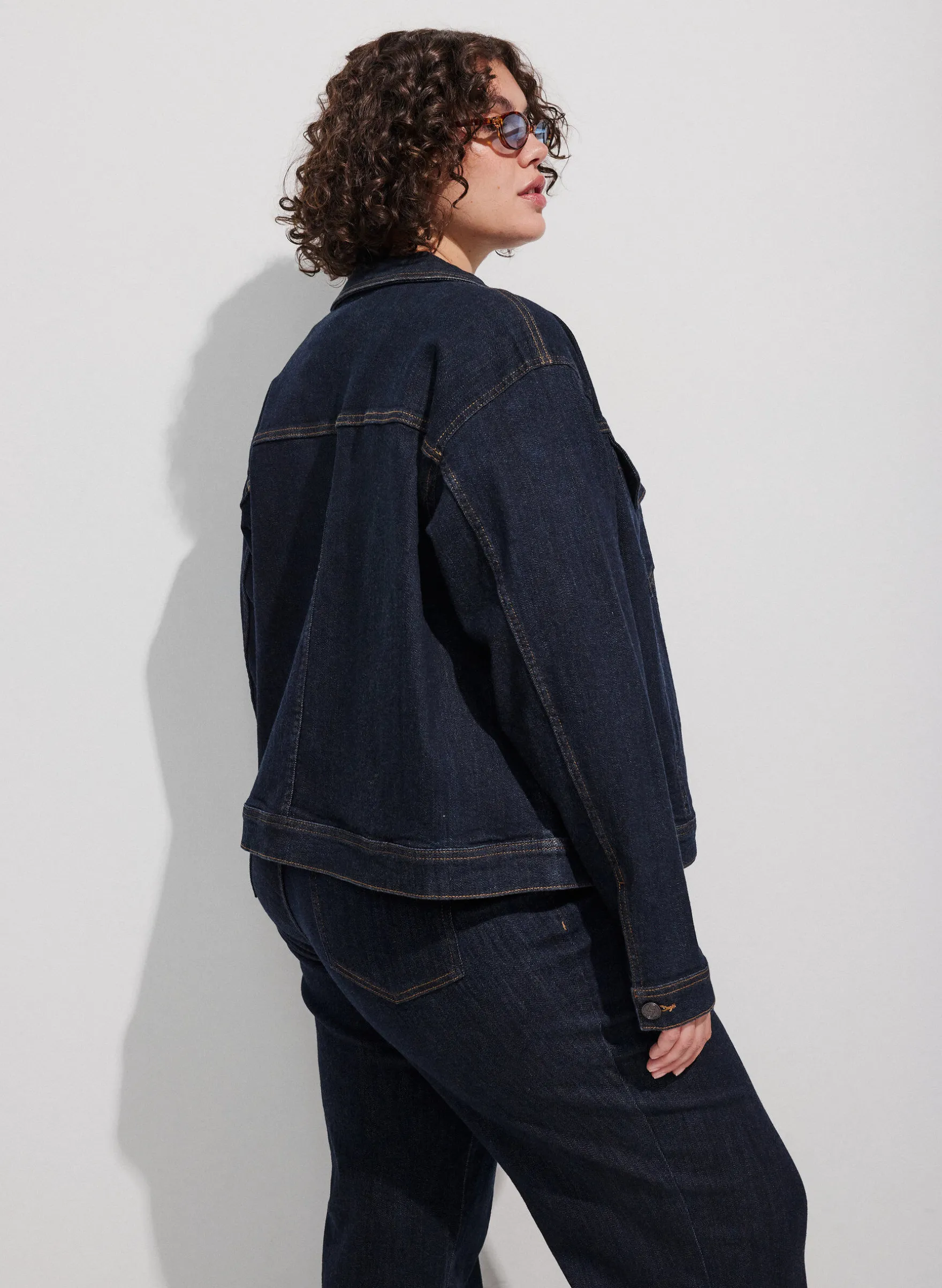 Klassische Jeansjacke mit Kontrastnähten