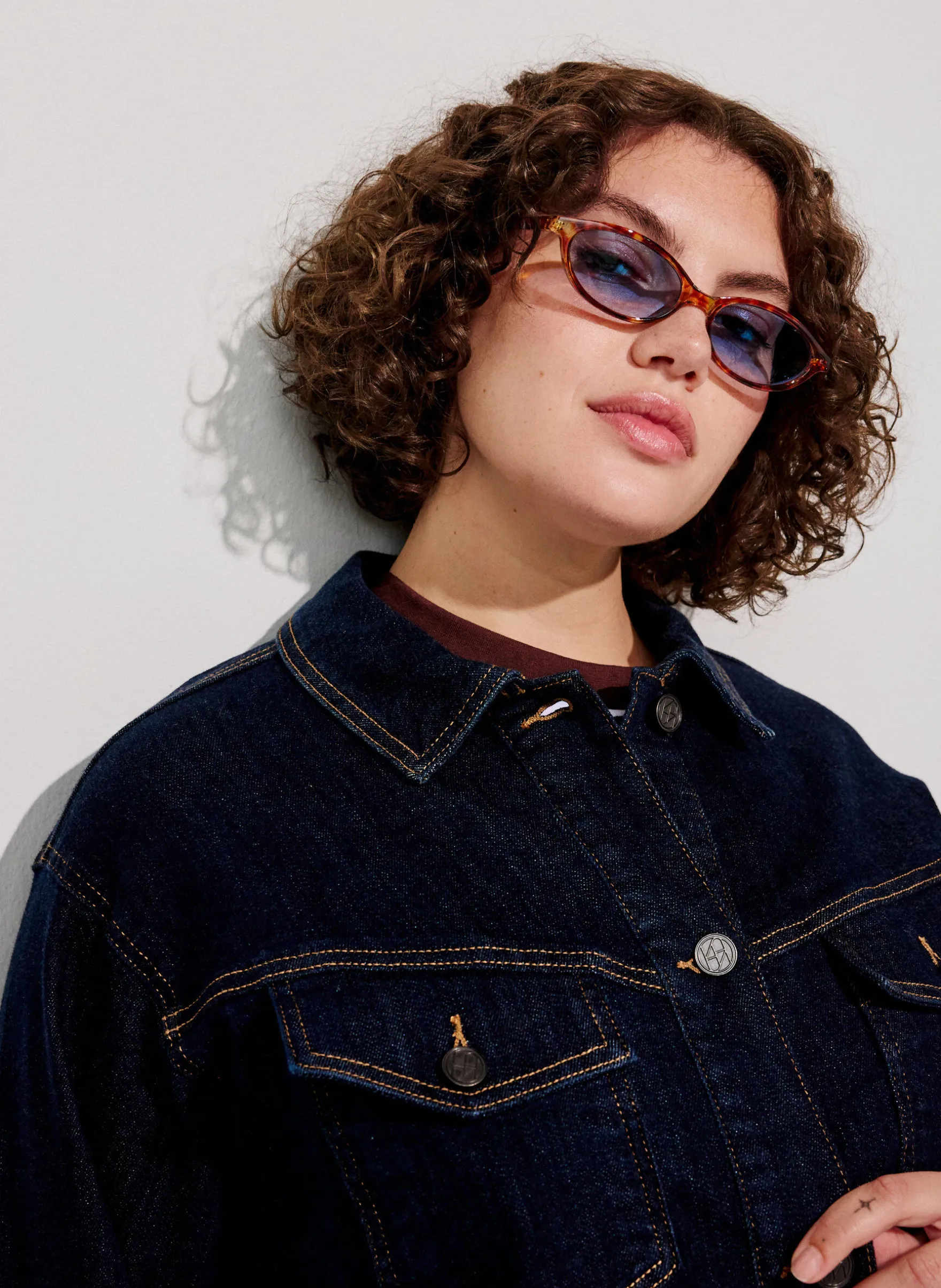 Klassische Jeansjacke mit Kontrastnähten