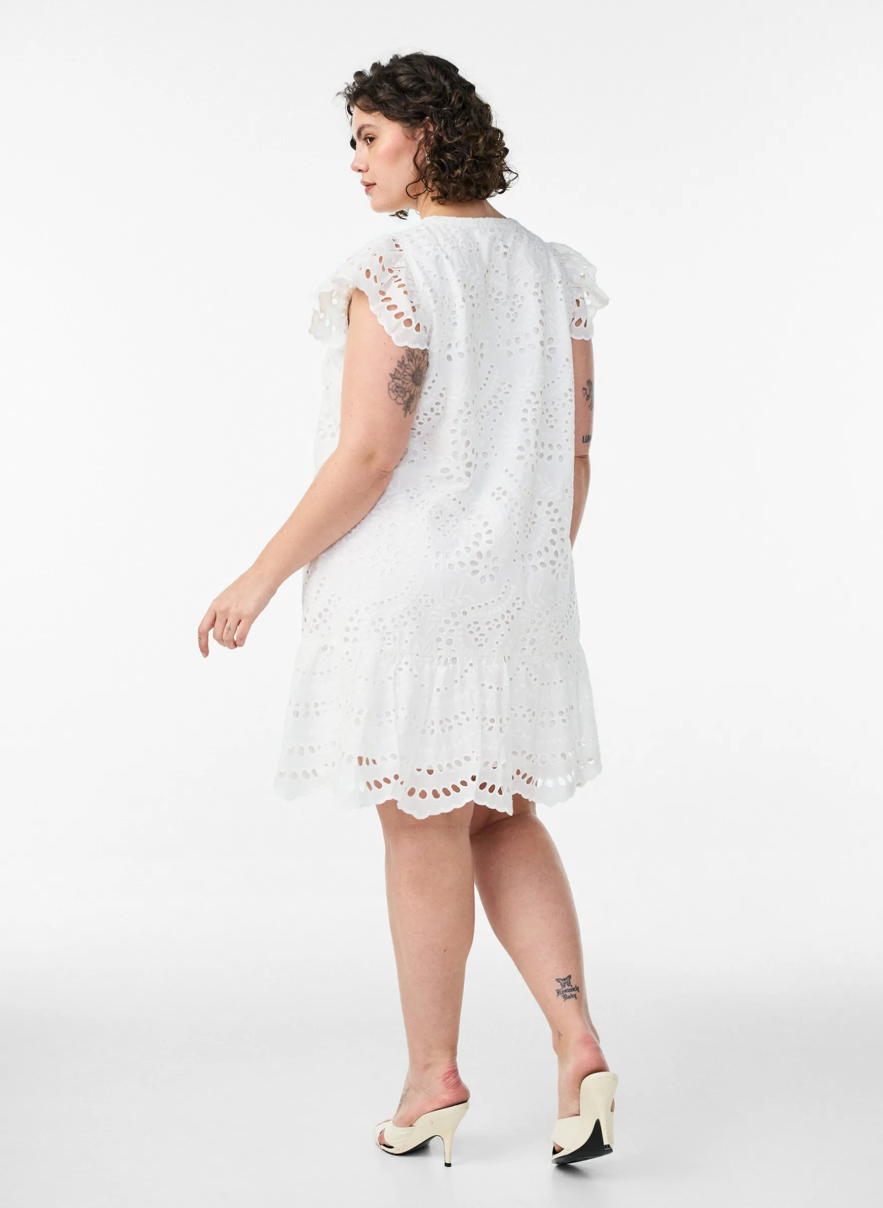 Kleid aus Broderie Anglaise mit Rüschenärmeln
