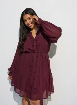 Kleid aus leichtem Webstoff mit Rüschen und Bindegürtel