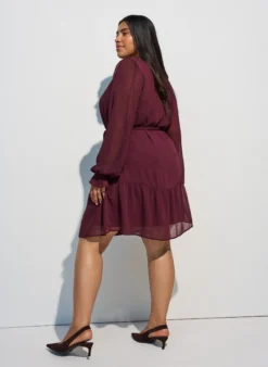 Kleid aus leichtem Webstoff mit Rüschen und Bindegürtel