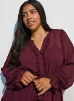 Kleid aus leichtem Webstoff mit Rüschen und Bindegürtel